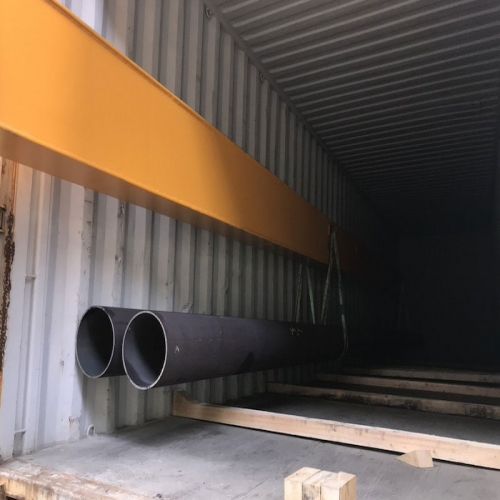 C-type hook loading long steel pipe into the container